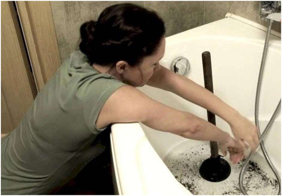 Как самостоятельно почистить слив ванной от волос и скопления мусора? Легкие и эффективные способы