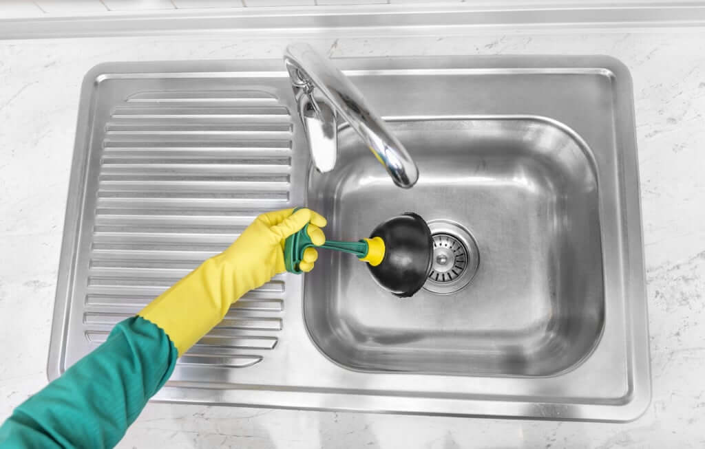 Фото как прочистить засор в раковине на кухне